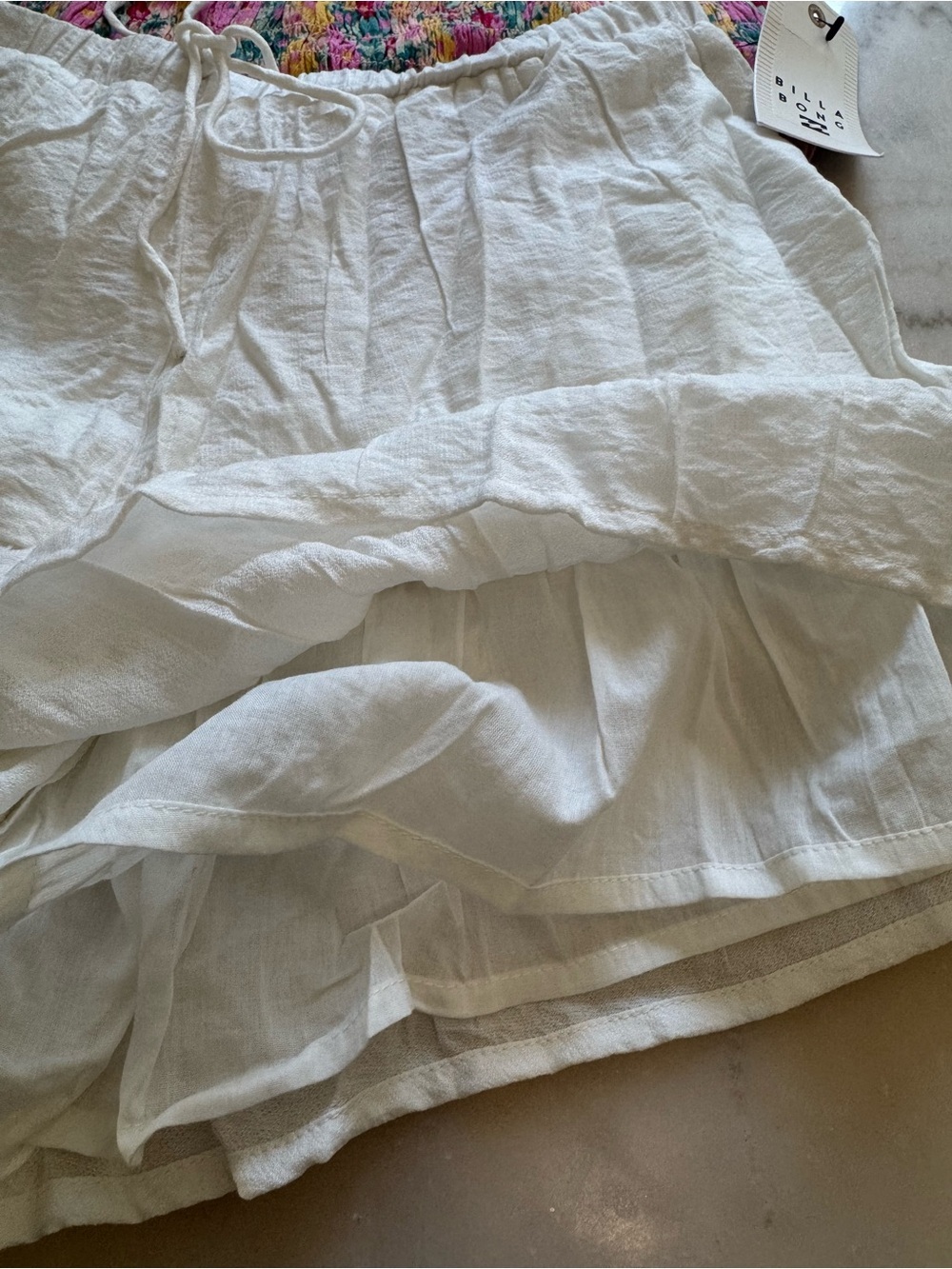 Billabong Set White Ruffle Drawstring Skort with Multicolor Smocked Top - Picture 4 of 7